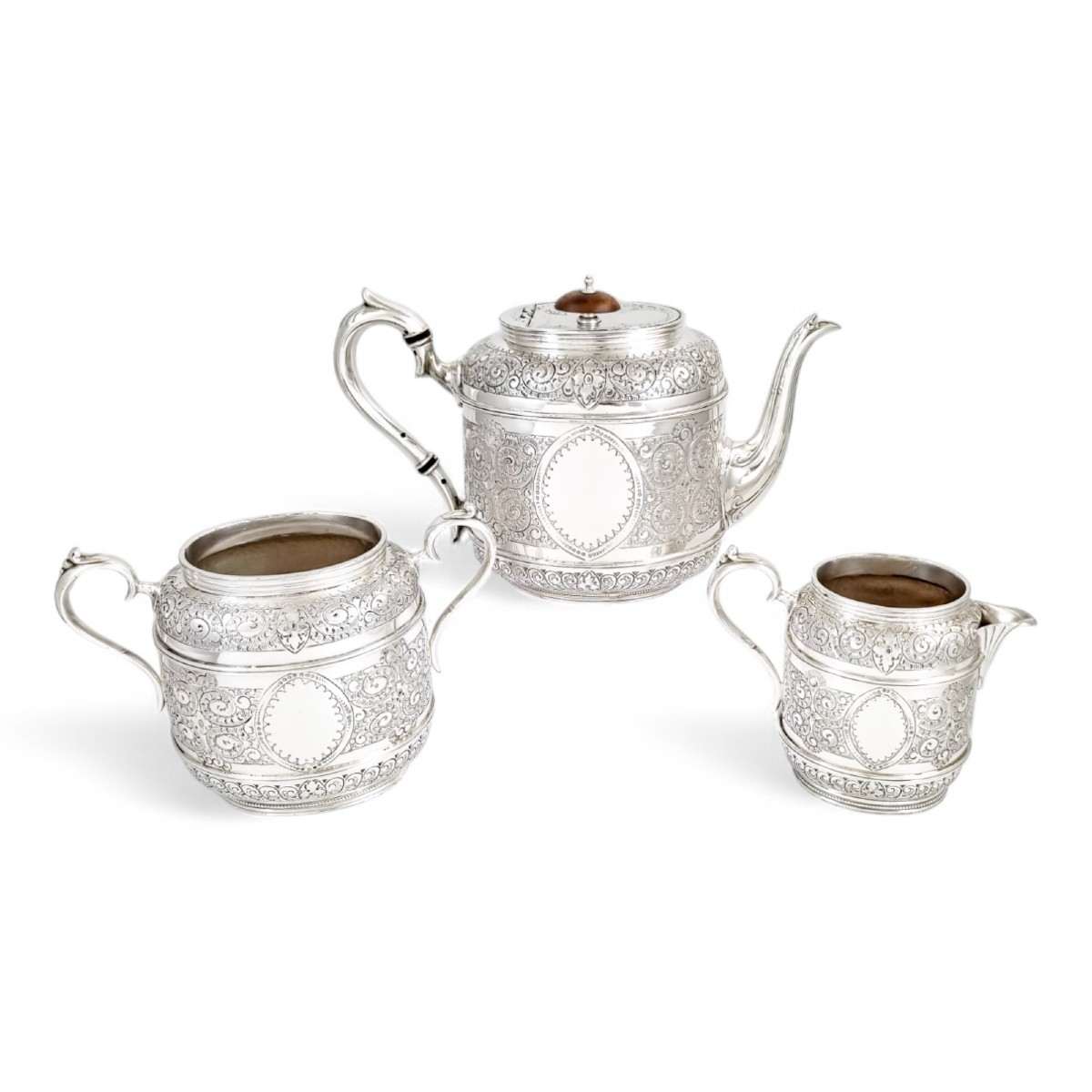 Service à thé victorien en métal argenté à trois pièces, Rococo Revival & Esthétique, vers 1880