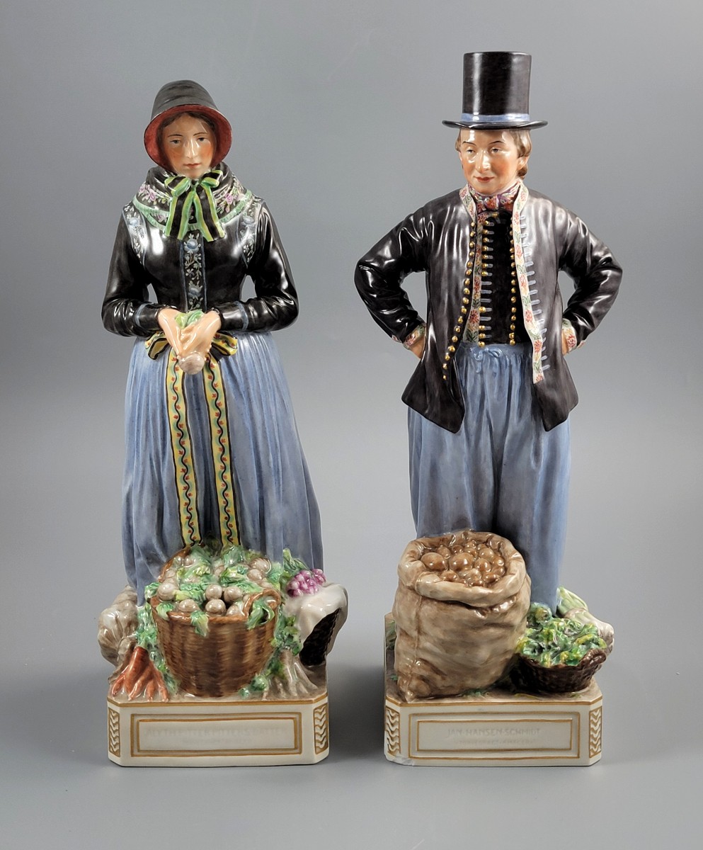 Paire De Figurines Royal Copenhagen Costumes Amager 12102 & 12103