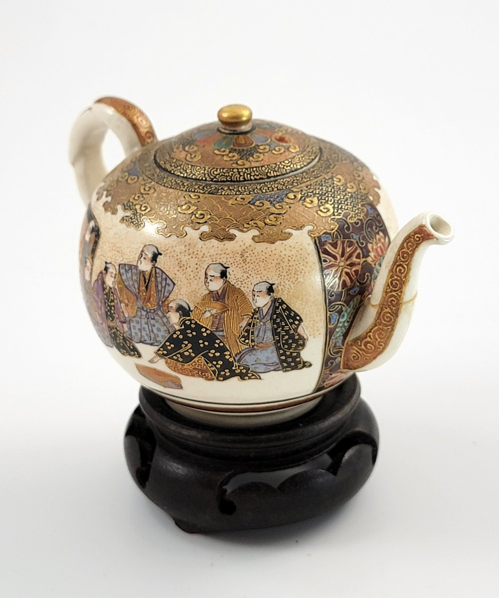 Small Kyoto Satsuma Teapot With Court Scene, Meiji Period, C.1885 – With Stand-photo-2