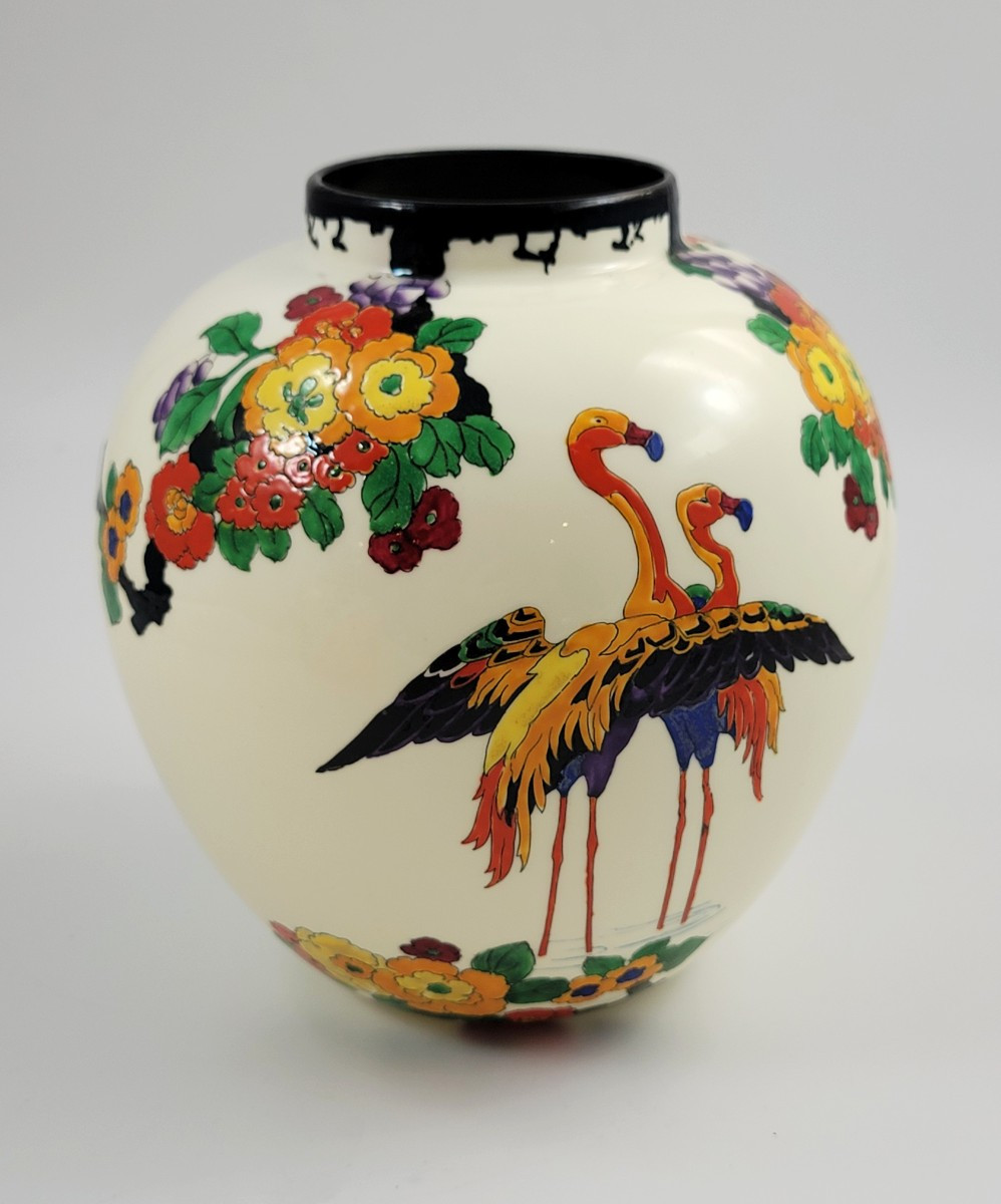 Vase Royal Doulton Mandarin Ware, “Flamant Dansant” par R. Allen, fond blanc, vers 1920