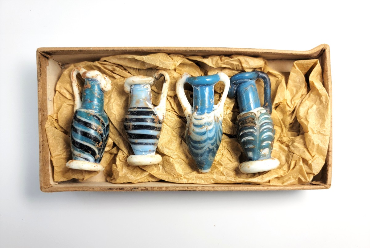 Lot de 4 flacons antiques romains en verre,  II–IIIe s.