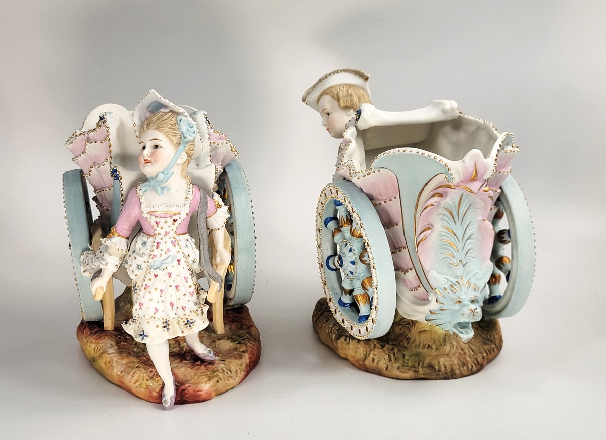 Kister, Scheibe-Alsbach (Thuringe). Paire de chariots-jardinières figuratifs en porcelaine, ver-photo-2