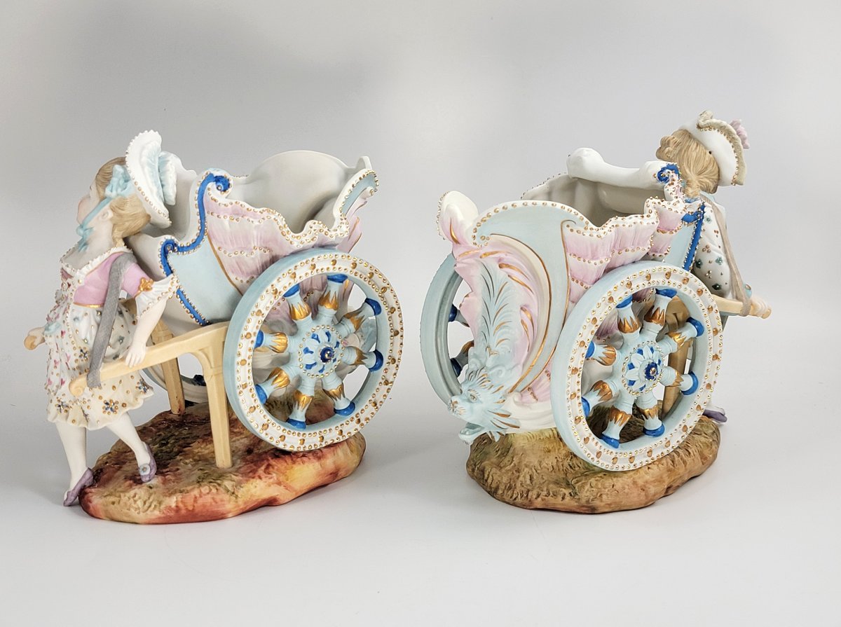 Kister, Scheibe-Alsbach (Thuringe). Paire de chariots-jardinières figuratifs en porcelaine, ver-photo-3