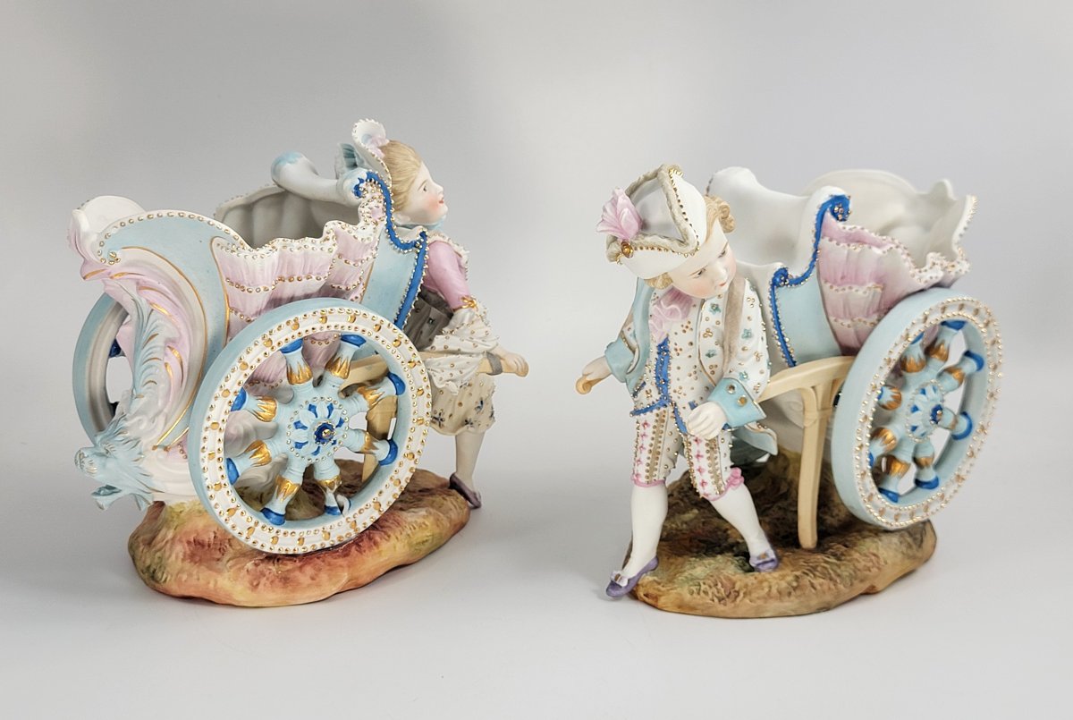 Kister, Scheibe-Alsbach (Thuringe). Paire de chariots-jardinières figuratifs en porcelaine, ver-photo-1