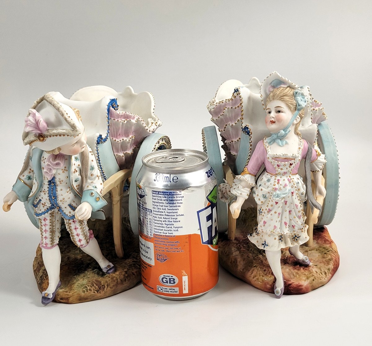 Kister, Scheibe-Alsbach (Thuringe). Paire de chariots-jardinières figuratifs en porcelaine, ver-photo-8