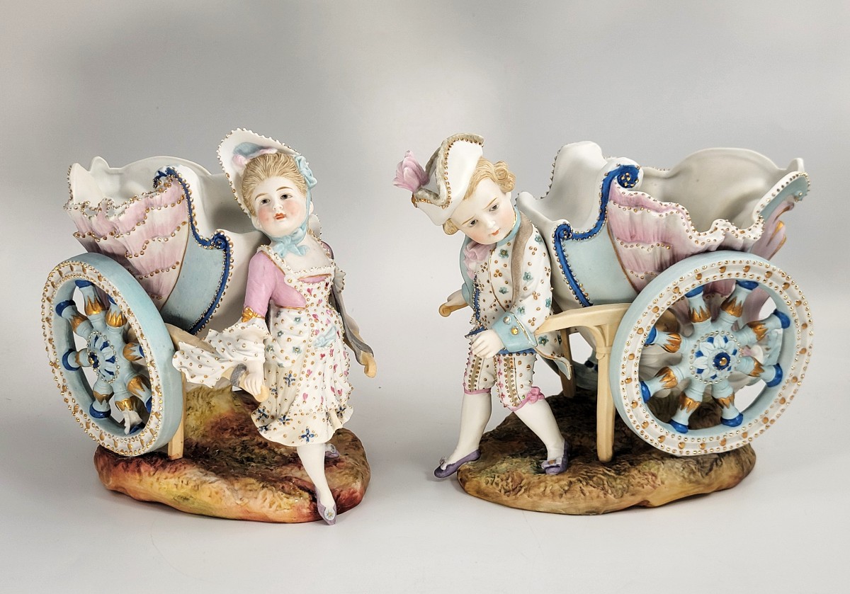 Kister, Scheibe-Alsbach (Thuringe). Paire de chariots-jardinières figuratifs en porcelaine, ver