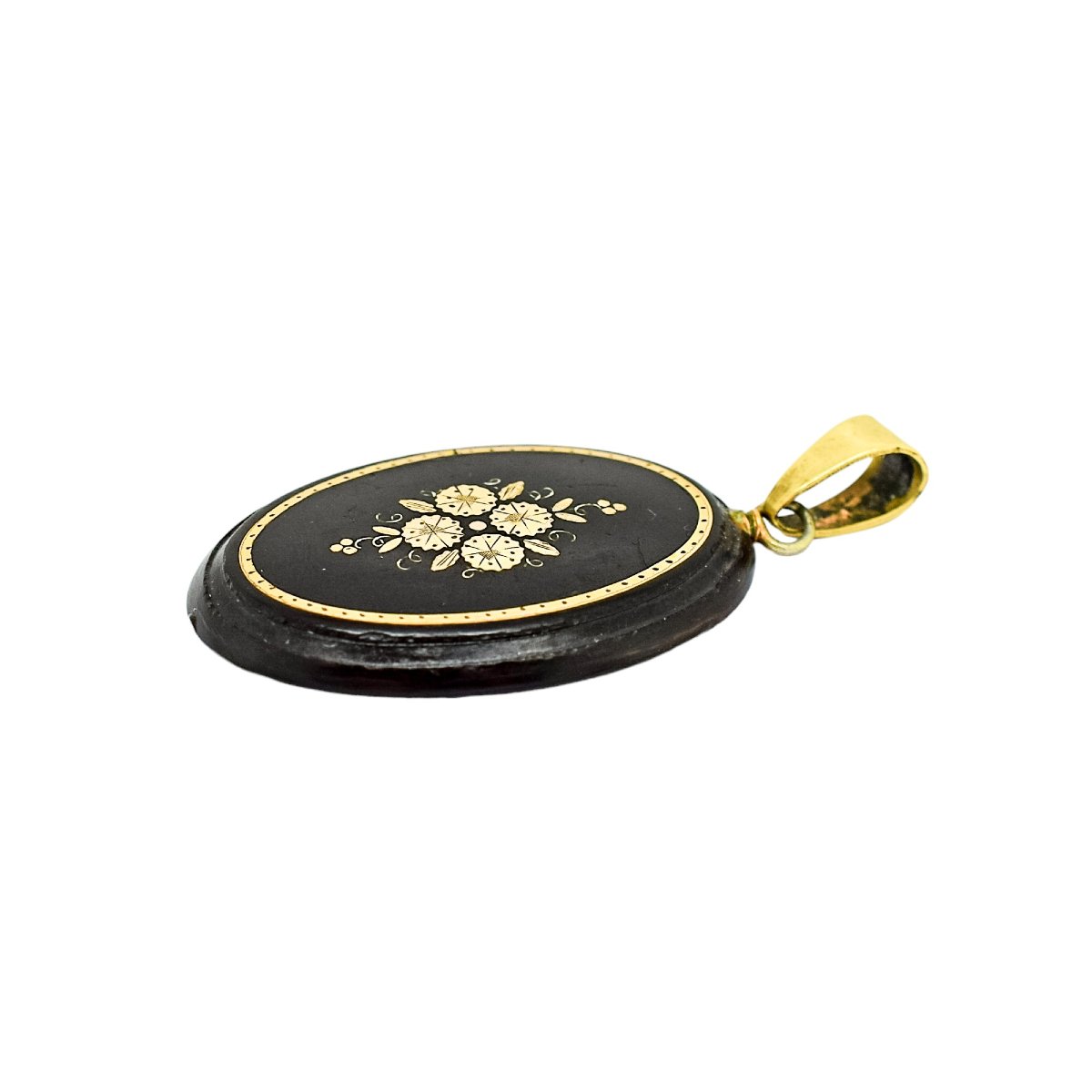 Petit pendentif ovale en écaille piquée d’or, motif floral, Angleterre, v.1860-photo-3