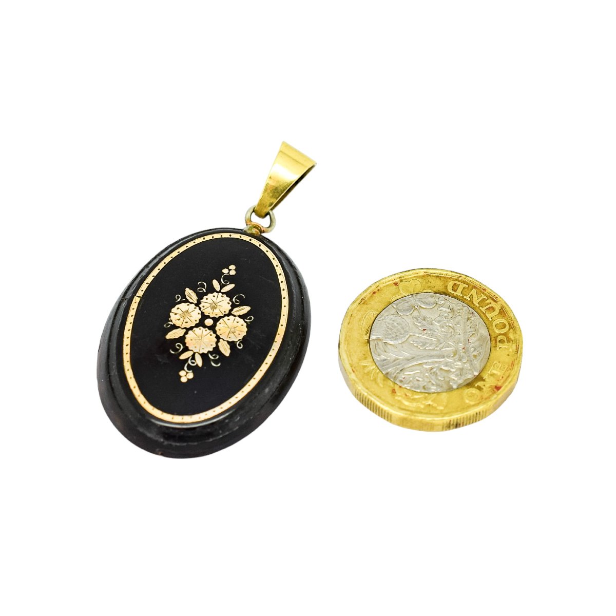 Petit pendentif ovale en écaille piquée d’or, motif floral, Angleterre, v.1860-photo-4