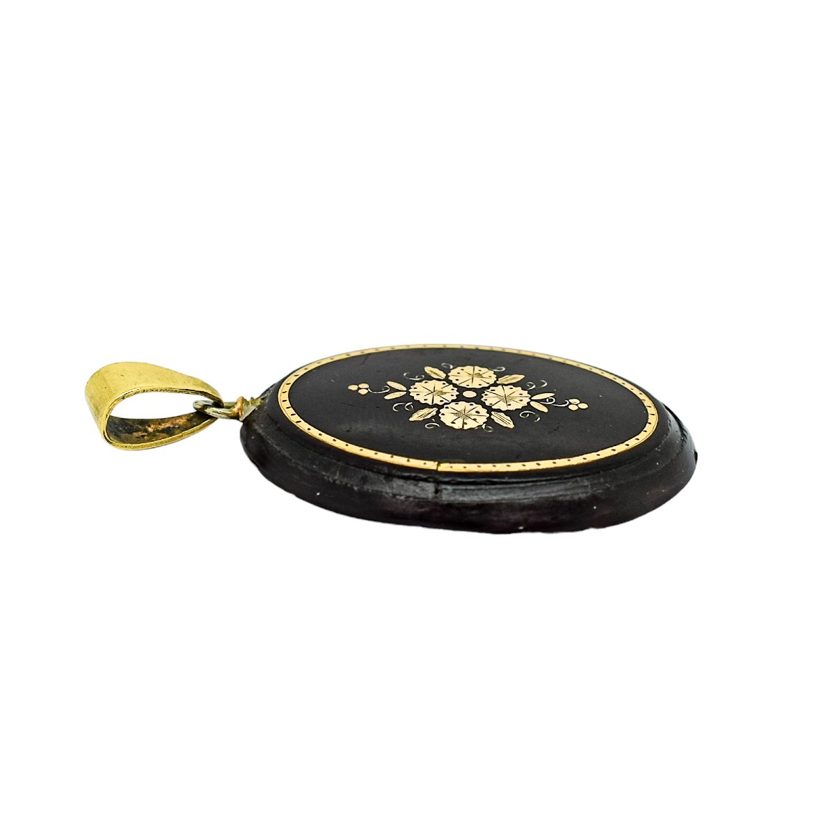Petit pendentif ovale en écaille piquée d’or, motif floral, Angleterre, v.1860-photo-1