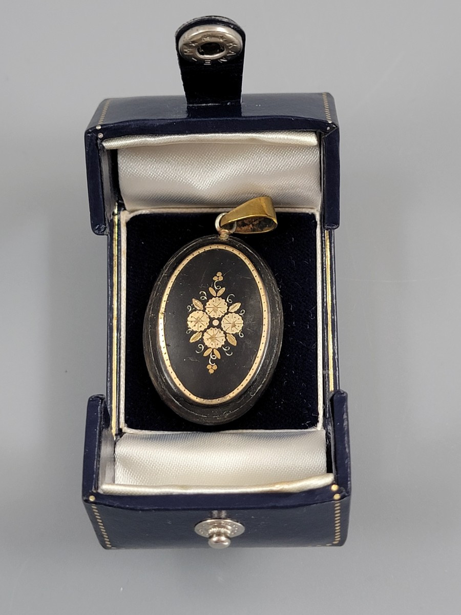 Petit pendentif ovale en écaille piquée d’or, motif floral, Angleterre, v.1860