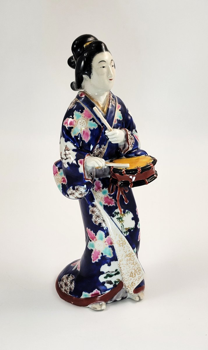 Japon, Kotani, Figurine de bijin musicienne au tambour, vers 1890-photo-1