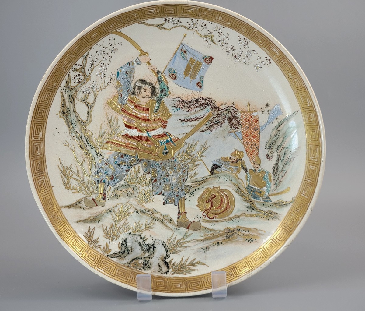 Assiette Satsuma école de Kyoto, guerriers samouraïs, or, moriage, vers 1890