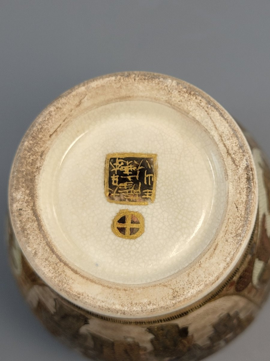 Vase japonais Satsuma par Gyokuzan, fin période Meiji avec figures de cour en moriage doré-photo-4