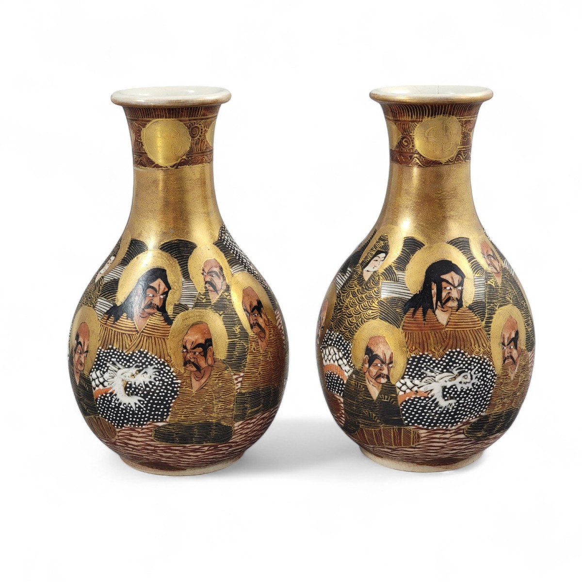 Paire de vases Satsuma, sujets des arhats, riche or, Japon, vers 1890–1910