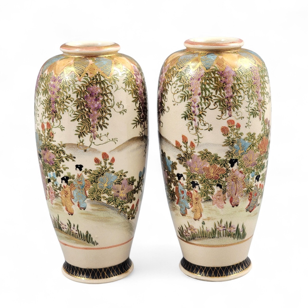 Paire de vases Satsuma de Kyoto, « Jardin de glycines », signés Hakusan (白山), c. 1890–1915