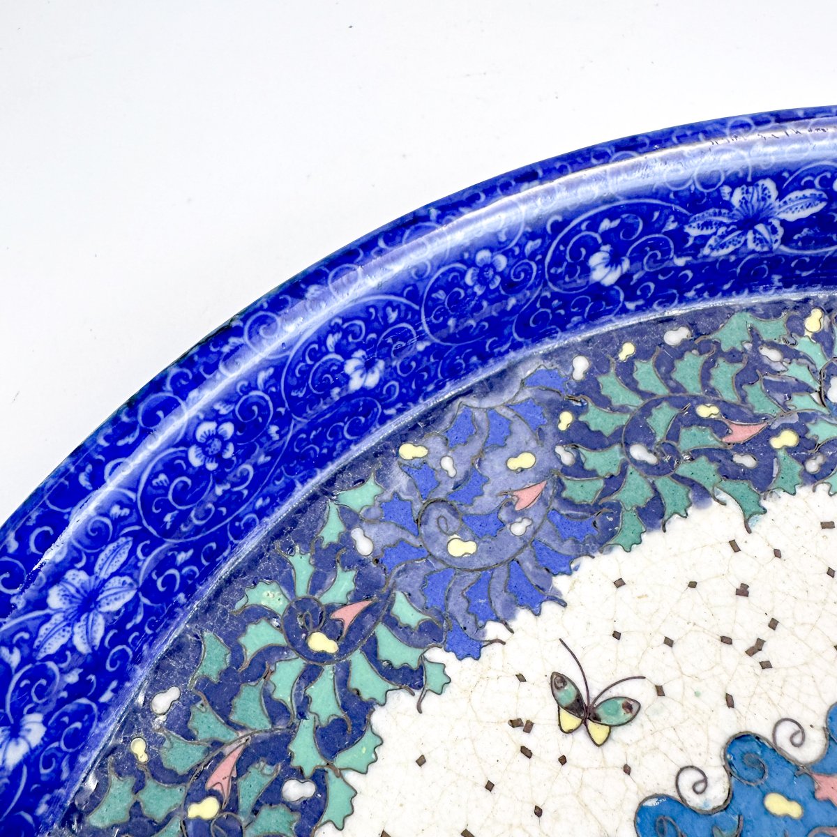 Grand plat en porcelaine japonaise et émaux cloisonnés, époque Meiji (vers 1880)-photo-3