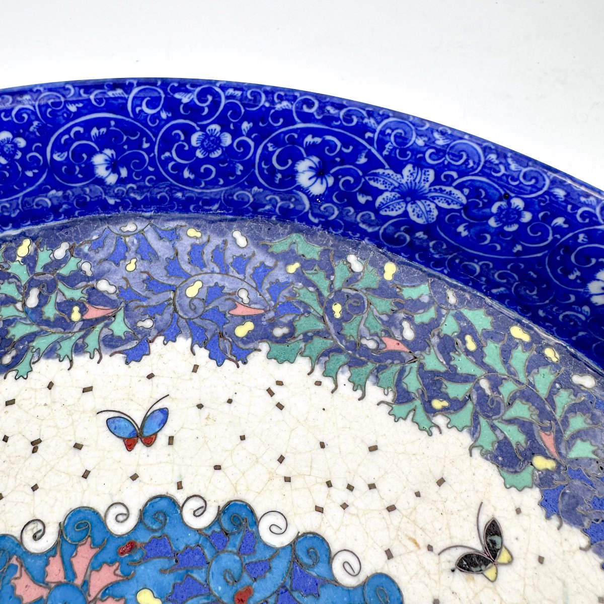 Grand plat en porcelaine japonaise et émaux cloisonnés, époque Meiji (vers 1880)-photo-4