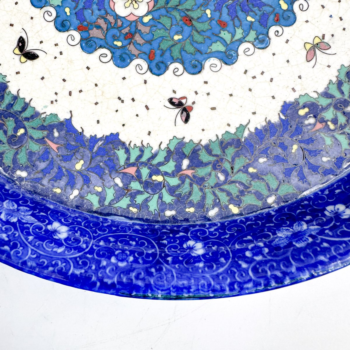Grand plat en porcelaine japonaise et émaux cloisonnés, époque Meiji (vers 1880)-photo-5