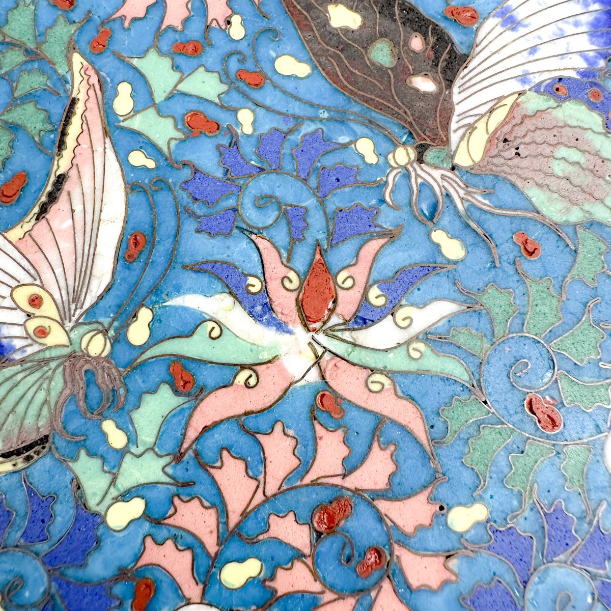 Grand plat en porcelaine japonaise et émaux cloisonnés, époque Meiji (vers 1880)-photo-7