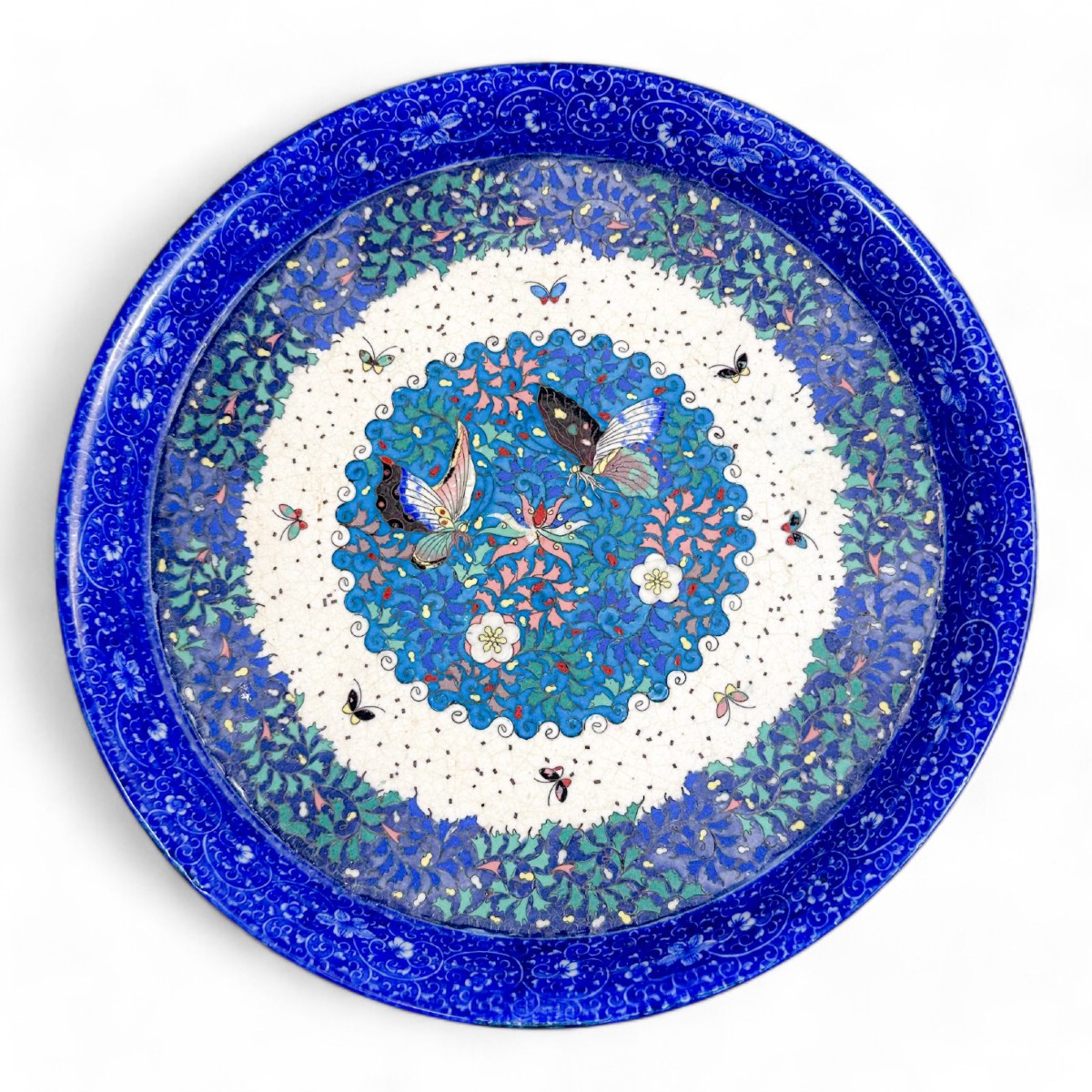 Grand plat en porcelaine japonaise et émaux cloisonnés, époque Meiji (vers 1880)