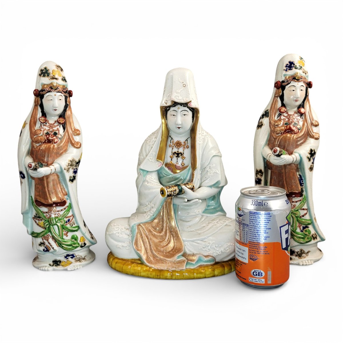 Triade bouddhique en porcelaine de Kutani représentant Kannon, Japon, période Meiji, 1880–1900-photo-2
