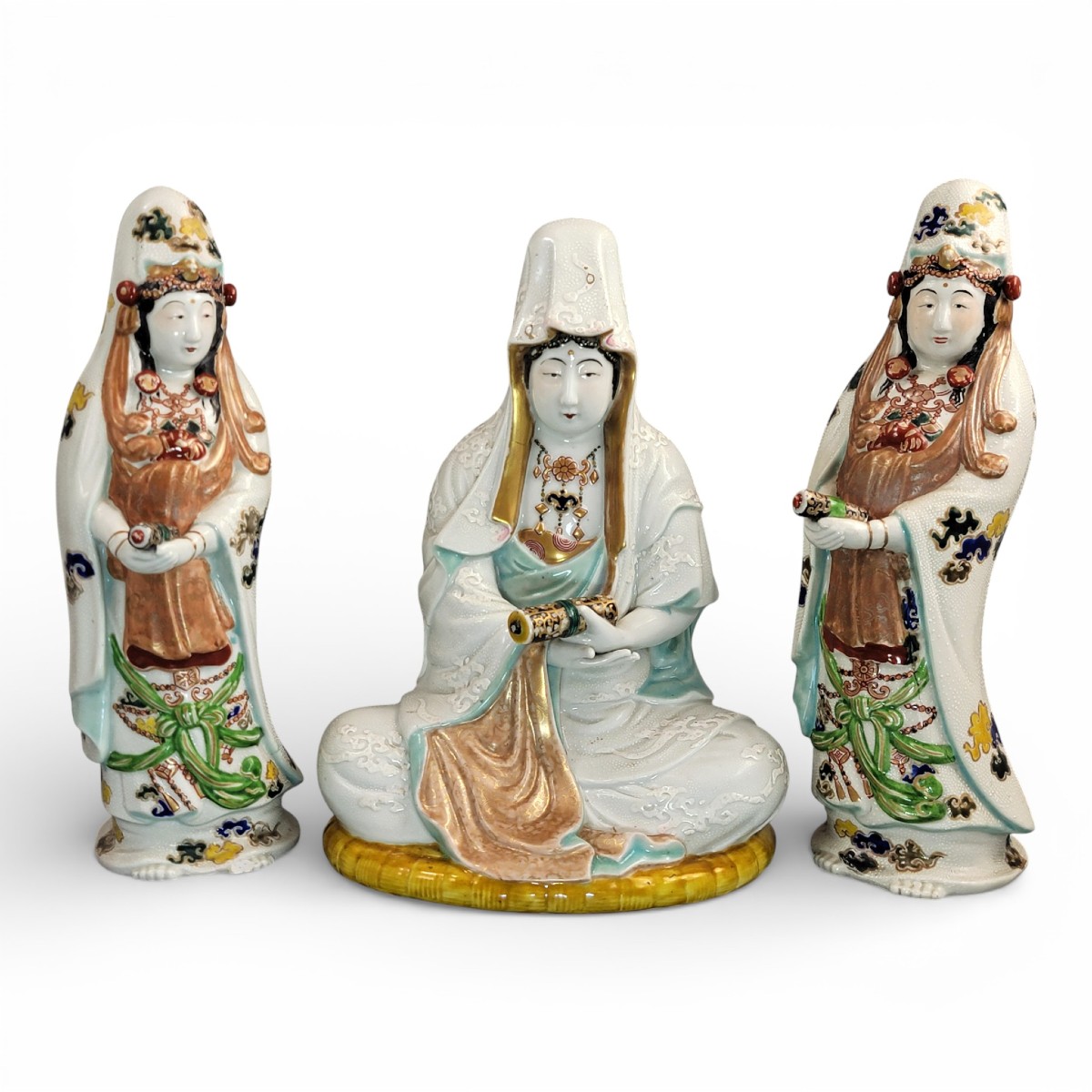 Triade bouddhique en porcelaine de Kutani représentant Kannon, Japon, période Meiji, 1880–1900