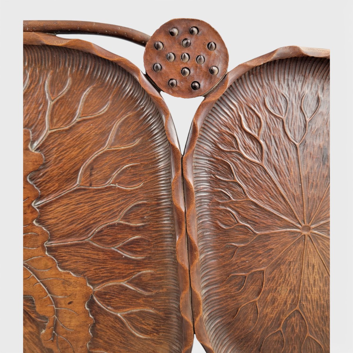 Plateau japonais en bois de keyaki sculpté au décor de lotus, période Meiji-photo-3