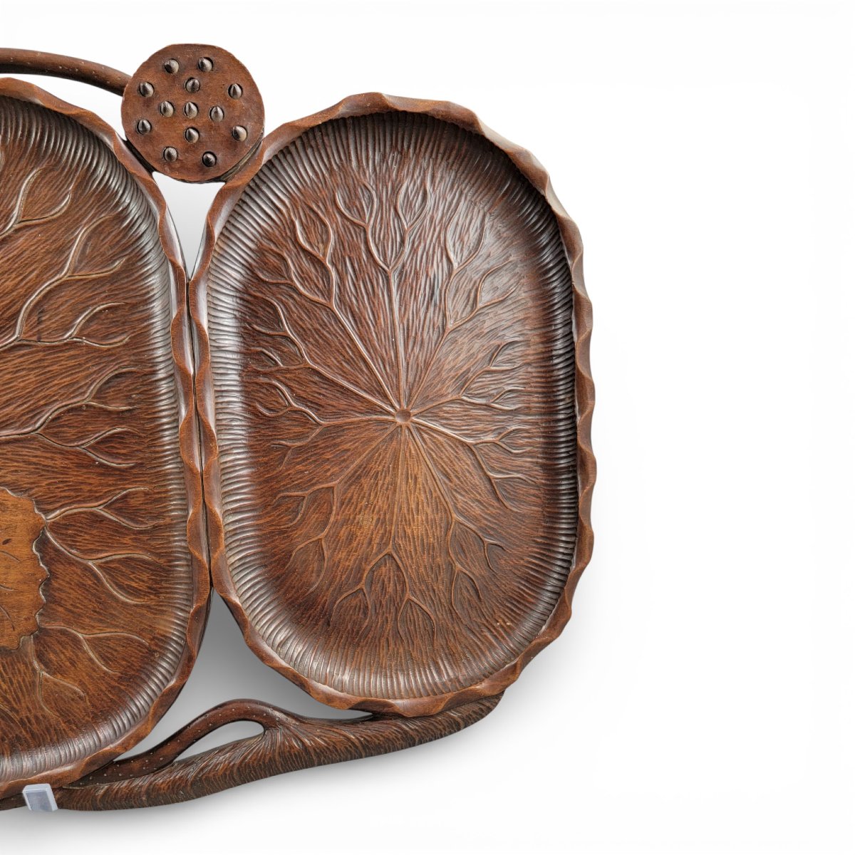 Plateau japonais en bois de keyaki sculpté au décor de lotus, période Meiji-photo-7