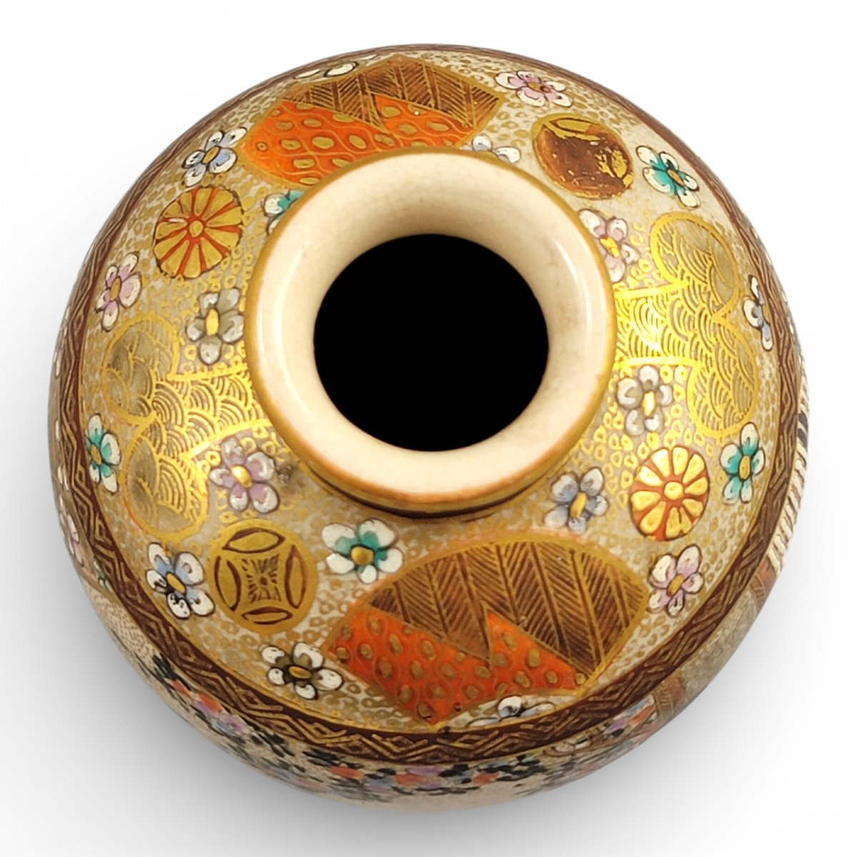 Antique Japanese Meiji Period Satsuma Vase By Shuzan With Stippled Gold (c. 1900)-photo-4