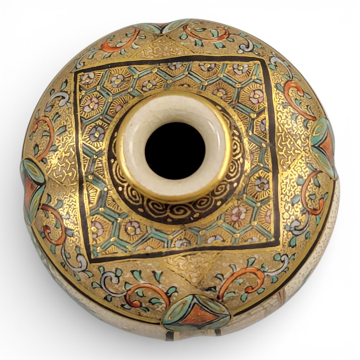 Vase miniature Satsuma à scène familiale, signé Chōsei, vers 1890-photo-1