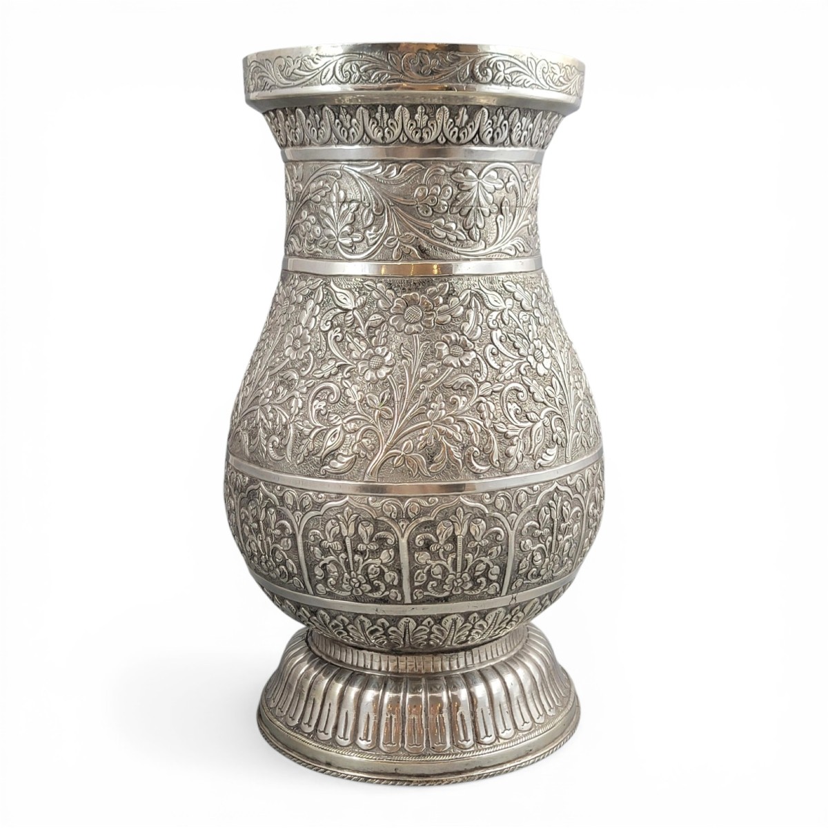 Grand vase balustre en argent indien, Kutch Gujarat, v. 1890–1910, 3012 g