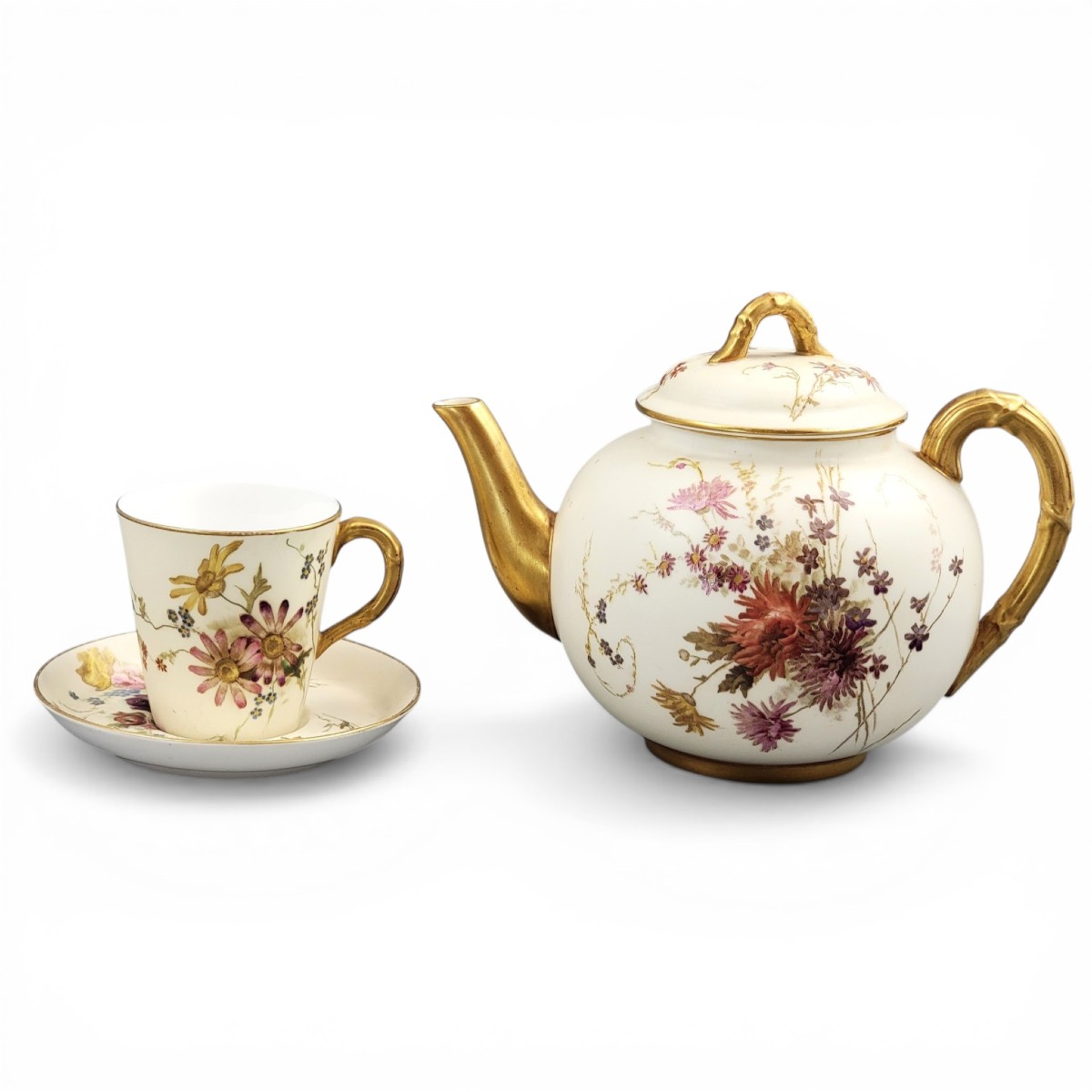 Service à thé Royal Worcester en porcelaine blush ivory, théière tasse et soucoupe, vers 1893