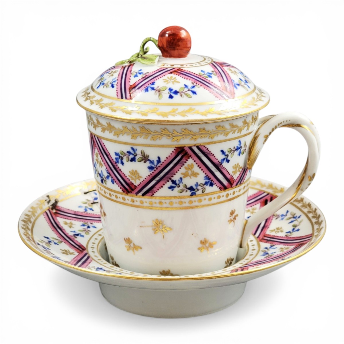 Manufacture de la Reine, tasse trembleuse couverte et soucoupe en porcelaine de Paris, XVIIIe s