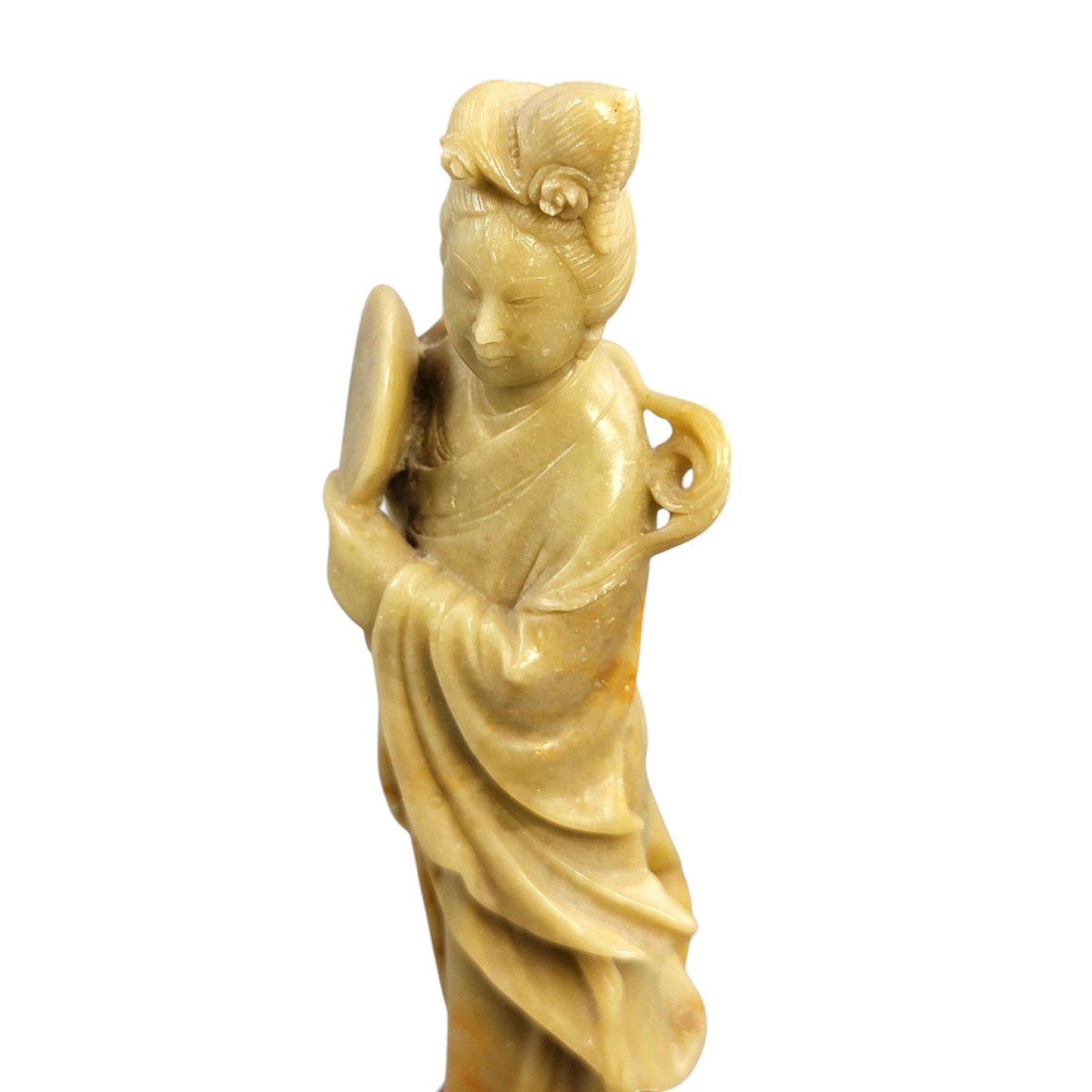 Figure chinoise en stéatite représentant Guanyin à l’éventail rond-photo-1