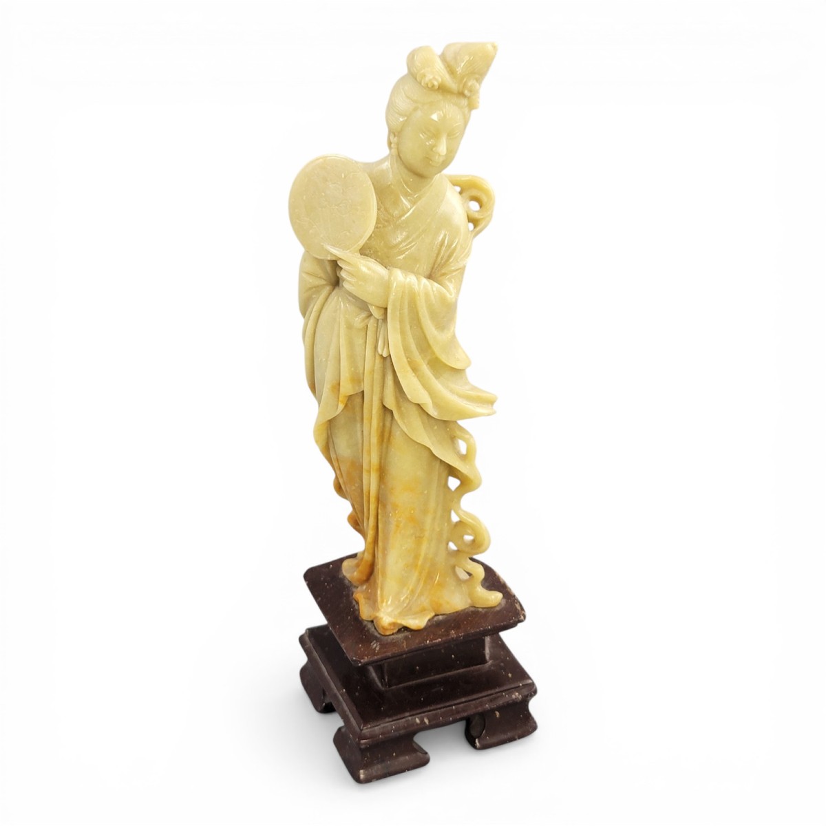 Figure chinoise en stéatite représentant Guanyin à l’éventail rond