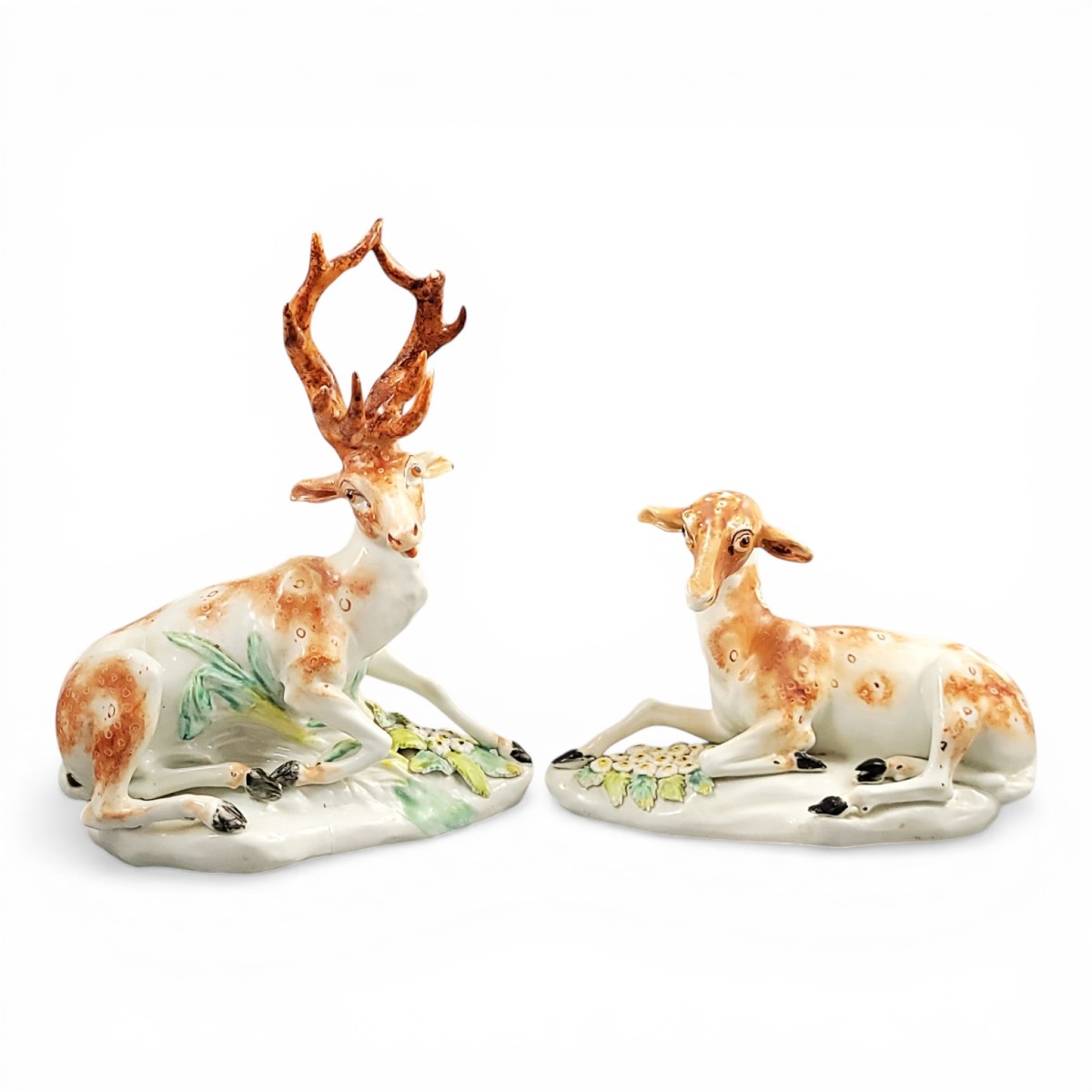 Paire de cerfs en porcelaine de Derby « Stag and Doe at Lodge », vers 1765–1770