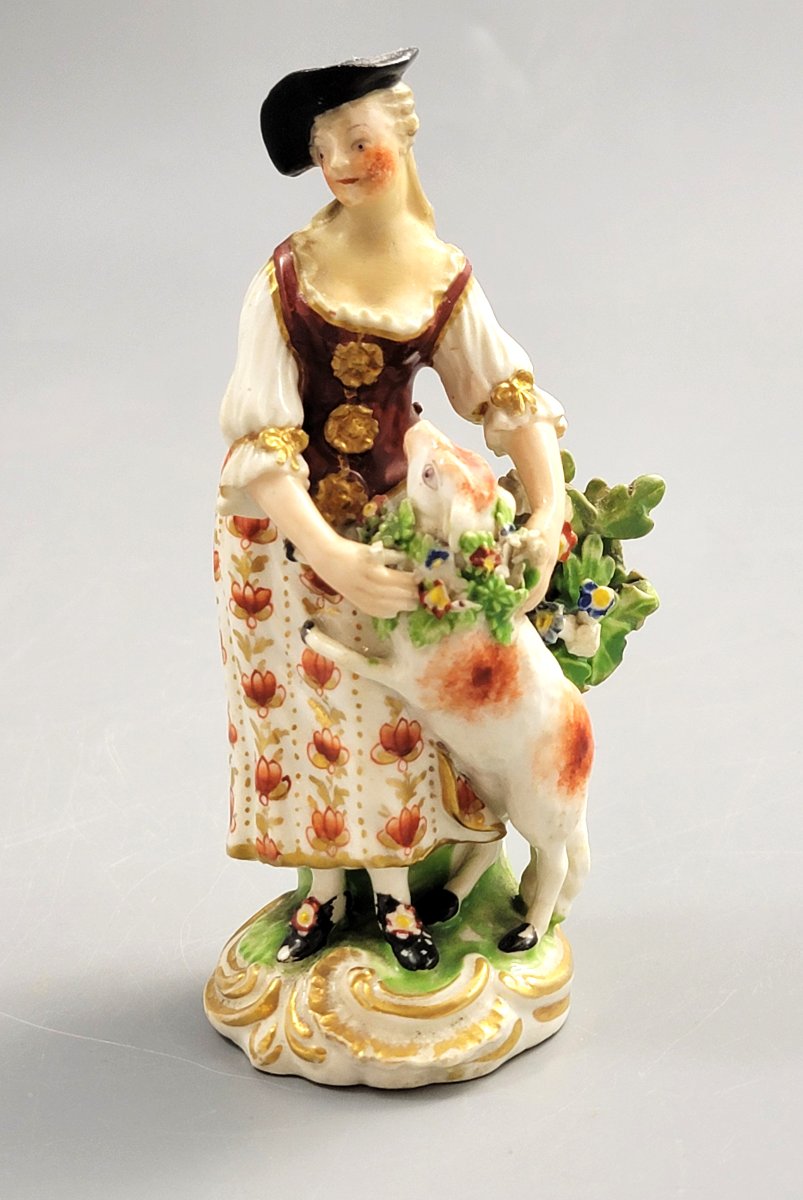 Derby, figure en porcelaine représentant une bergère avec agneau, vers 1756–1759-photo-2
