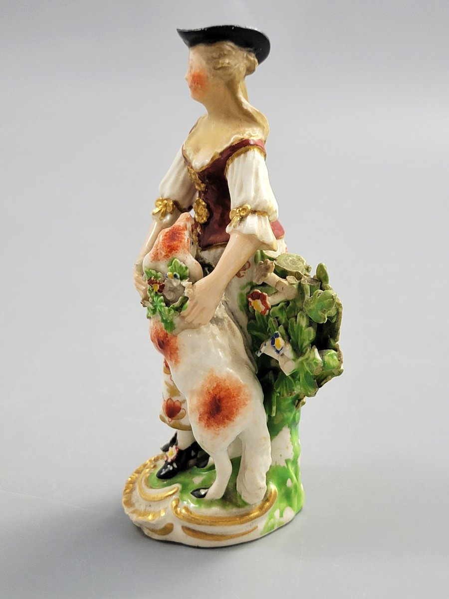 Derby, figure en porcelaine représentant une bergère avec agneau, vers 1756–1759-photo-3