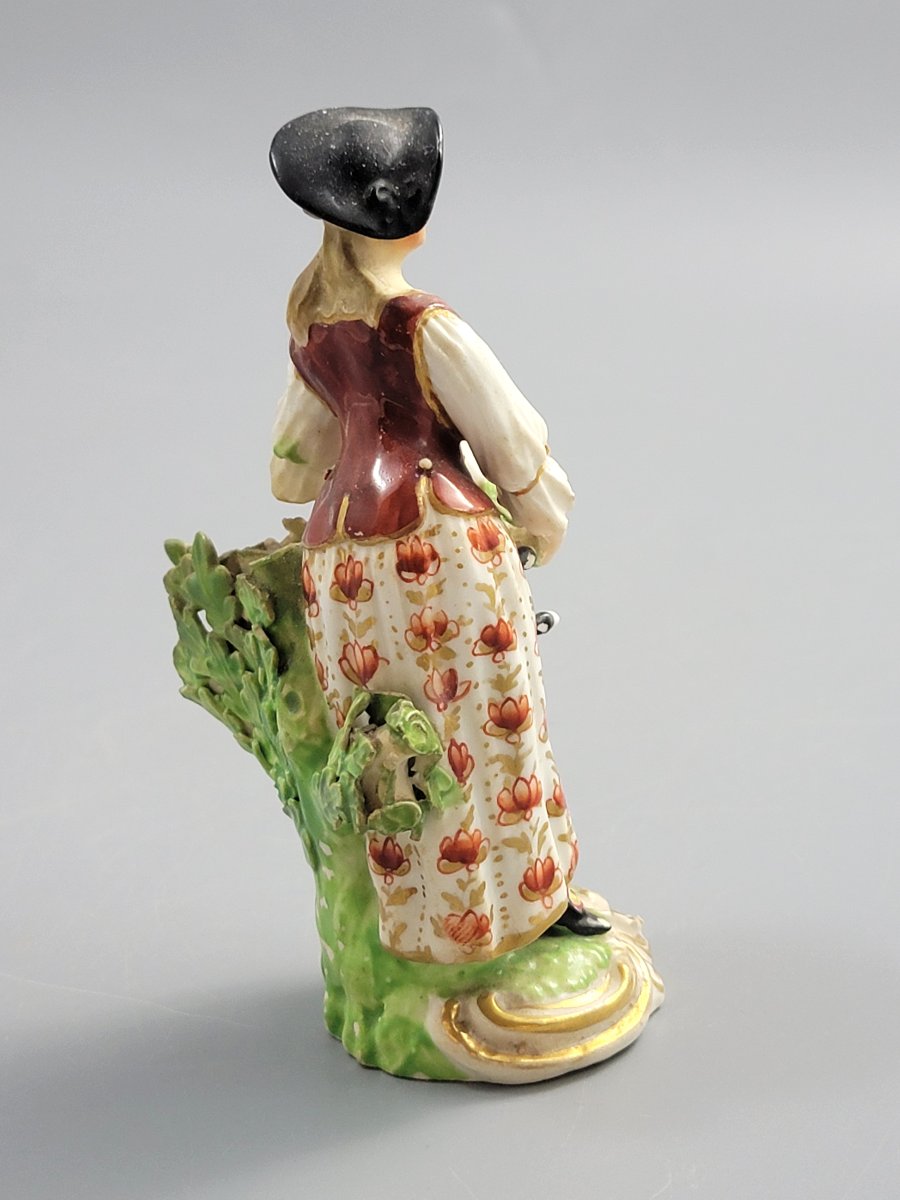 Derby, figure en porcelaine représentant une bergère avec agneau, vers 1756–1759-photo-1