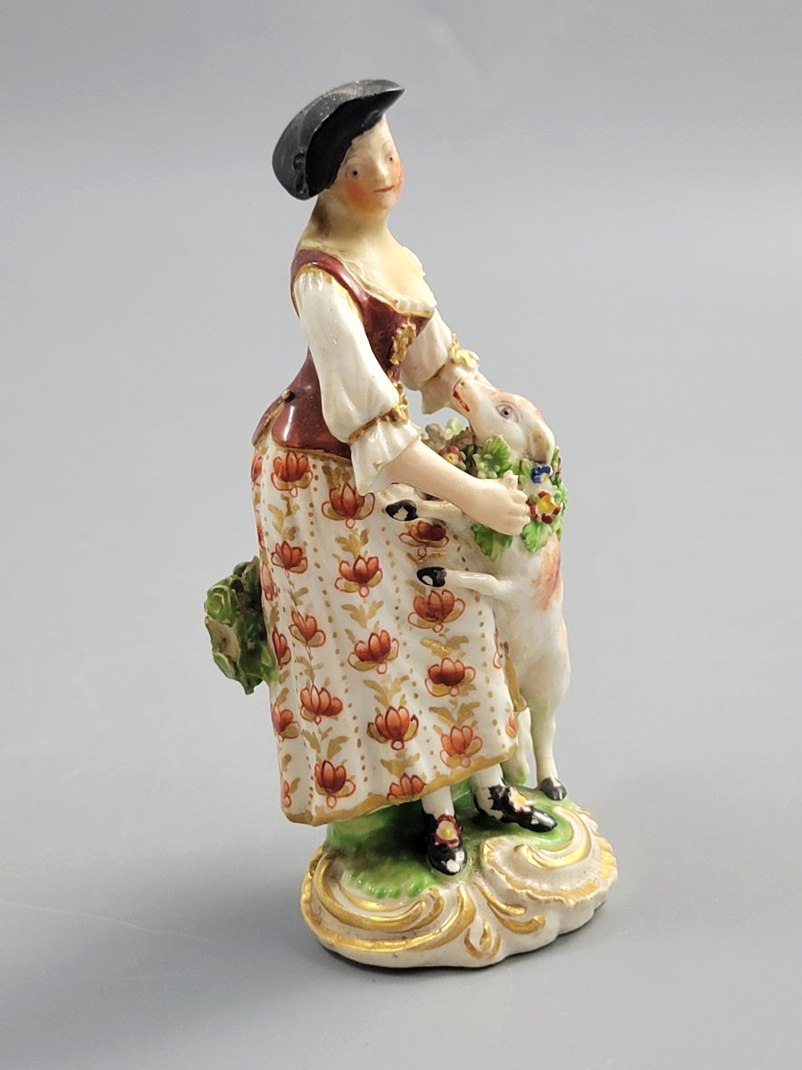 Derby, figure en porcelaine représentant une bergère avec agneau, vers 1756–1759-photo-2