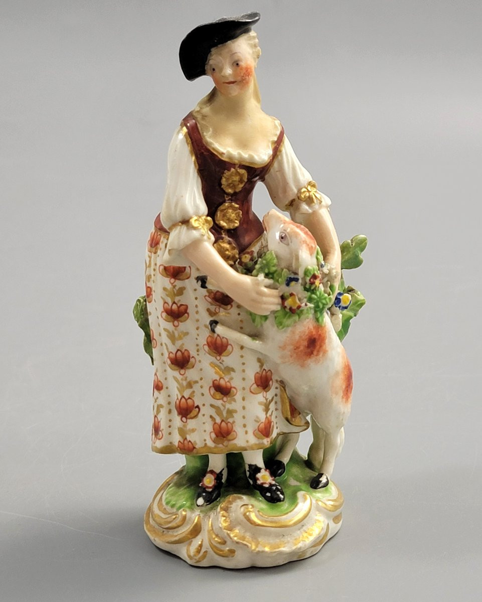 Derby, figure en porcelaine représentant une bergère avec agneau, vers 1756–1759-photo-3