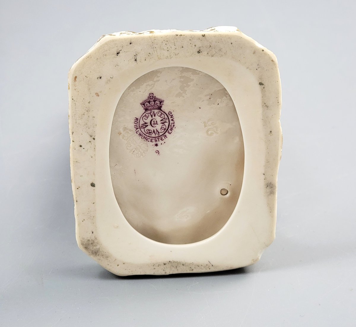 Royal Worcester Porcelain Figure Bonneted Woman, C.1920-photo-3