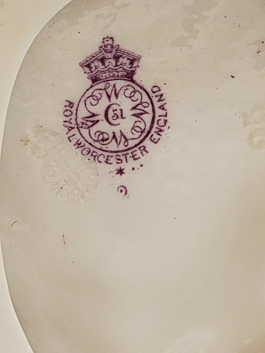 Royal Worcester Porcelain Figure Bonneted Woman, C.1920-photo-4