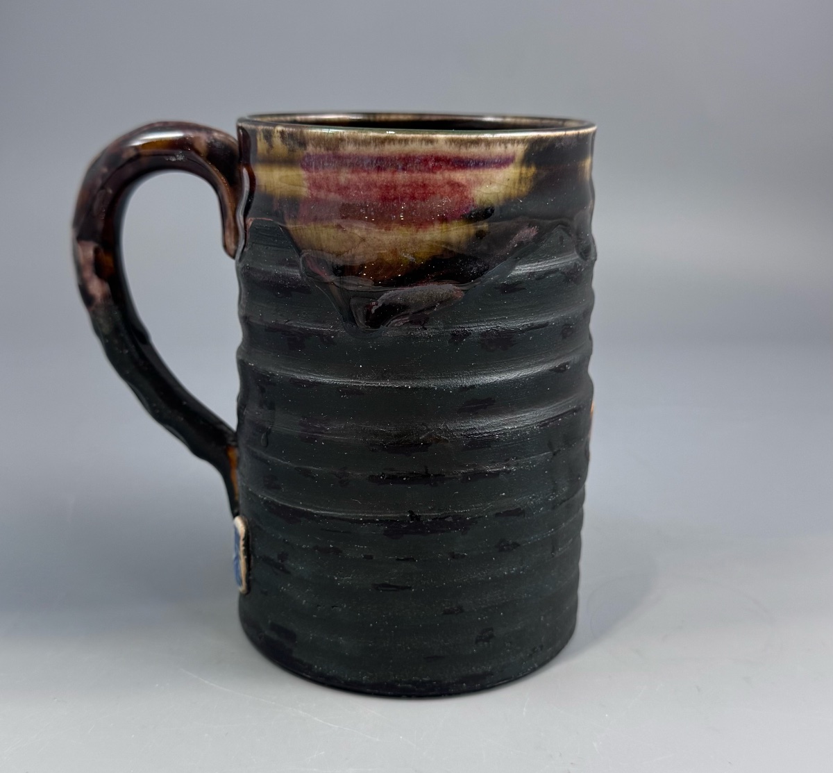 Grande chope Sumida Gawa au sennin en relief, signée Ryōsai — Atelier Inoue Ryōsai, époque Meij-photo-3