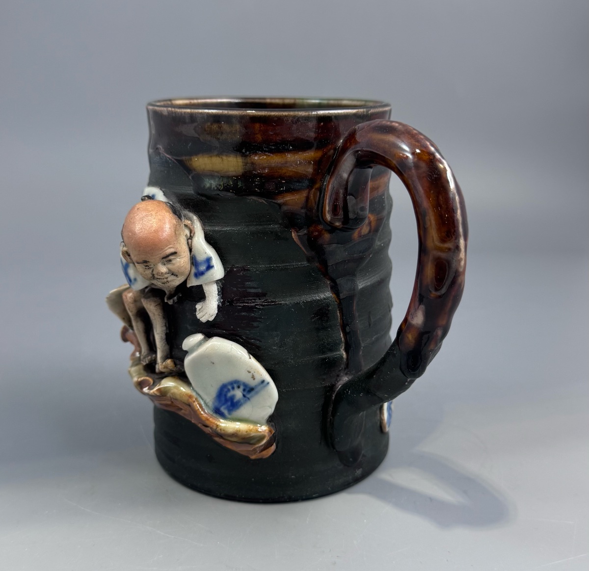 Grande chope Sumida Gawa au sennin en relief, signée Ryōsai — Atelier Inoue Ryōsai, époque Meij-photo-4