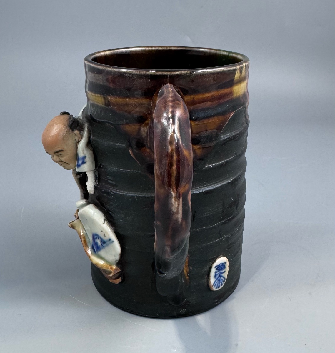Grande chope Sumida Gawa au sennin en relief, signée Ryōsai — Atelier Inoue Ryōsai, époque Meij-photo-2
