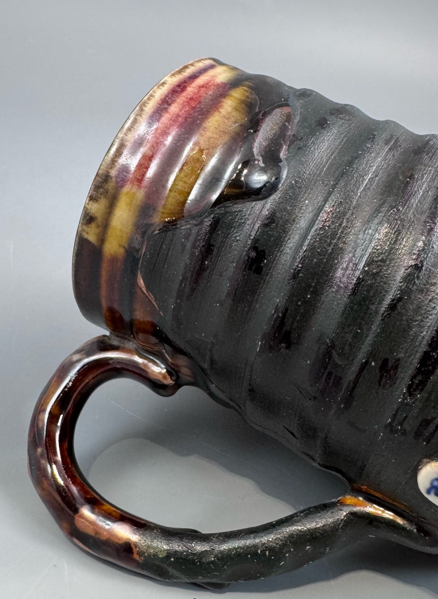 Grande chope Sumida Gawa au sennin en relief, signée Ryōsai — Atelier Inoue Ryōsai, époque Meij-photo-3