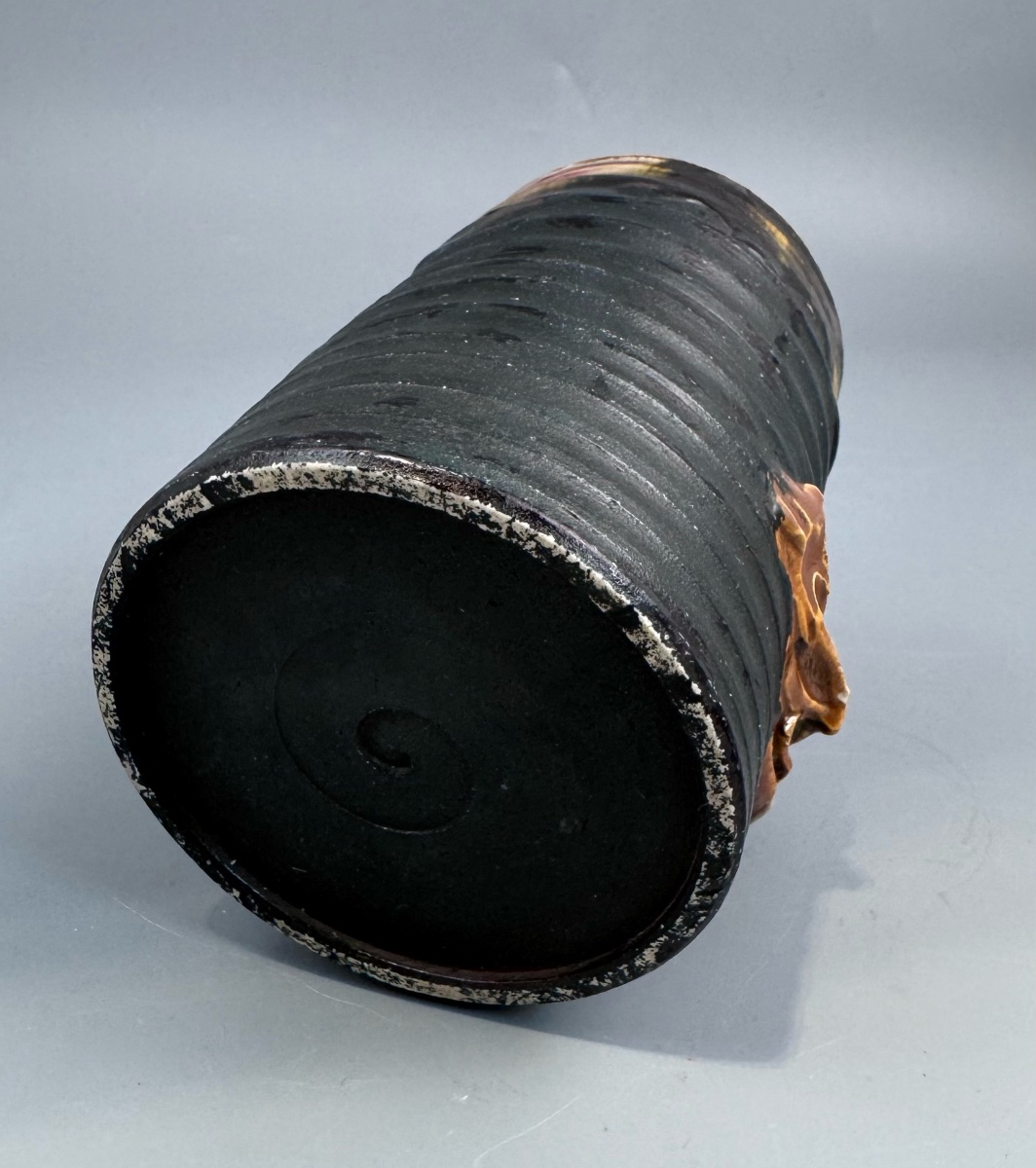 Grande chope Sumida Gawa au sennin en relief, signée Ryōsai — Atelier Inoue Ryōsai, époque Meij-photo-4