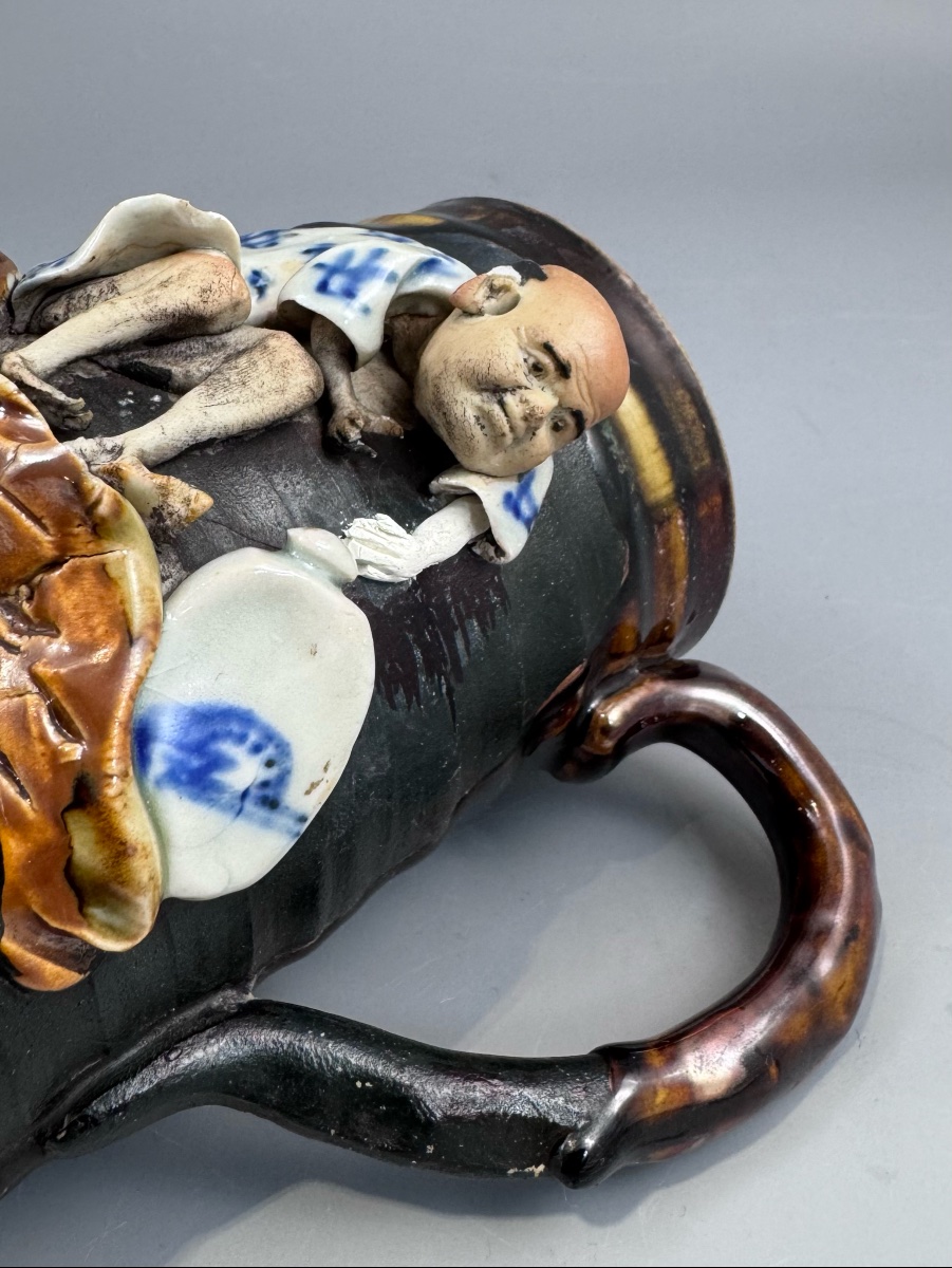 Grande chope Sumida Gawa au sennin en relief, signée Ryōsai — Atelier Inoue Ryōsai, époque Meij-photo-5