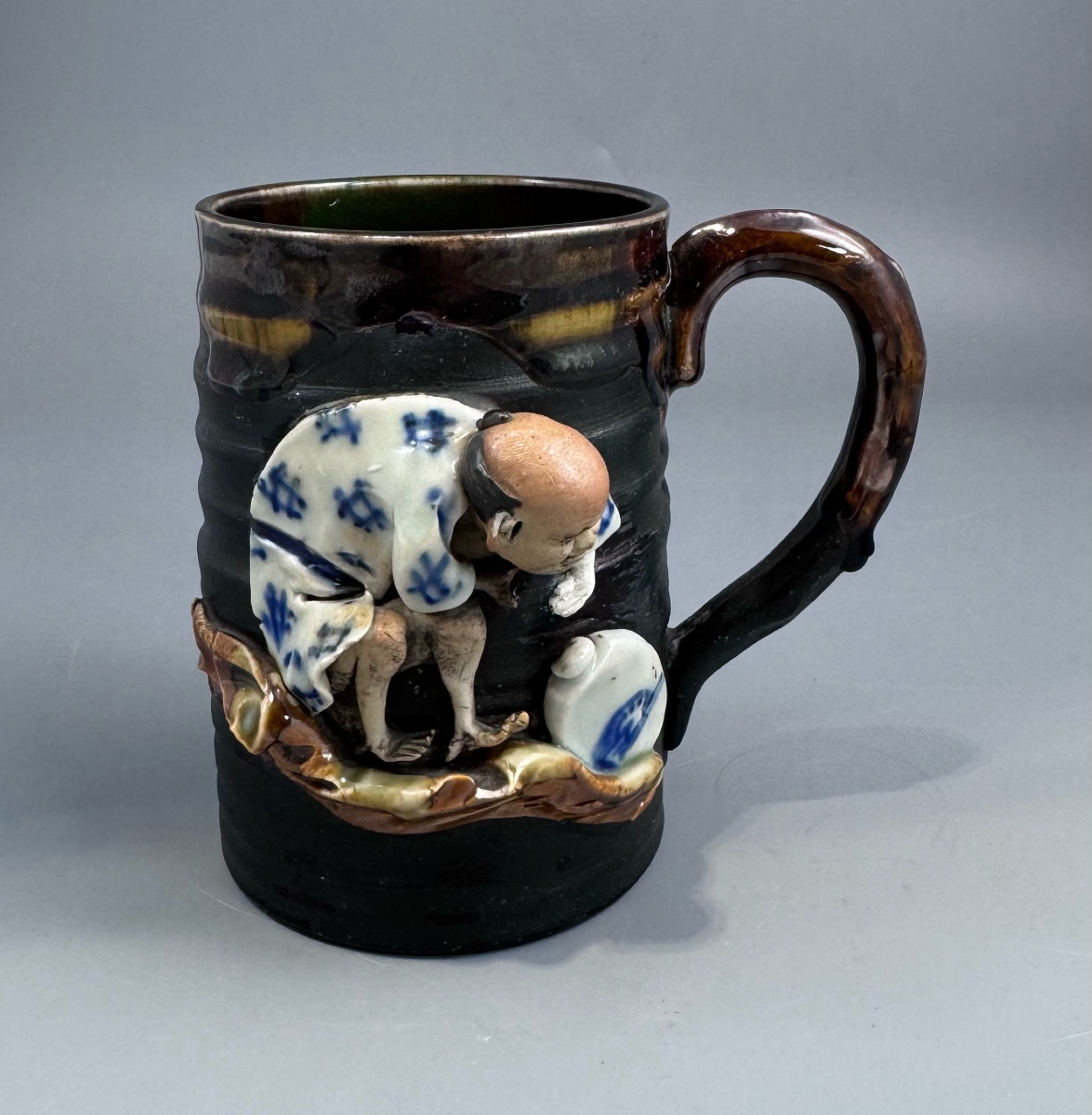 Grande chope Sumida Gawa au sennin en relief, signée Ryōsai — Atelier Inoue Ryōsai, époque Meij